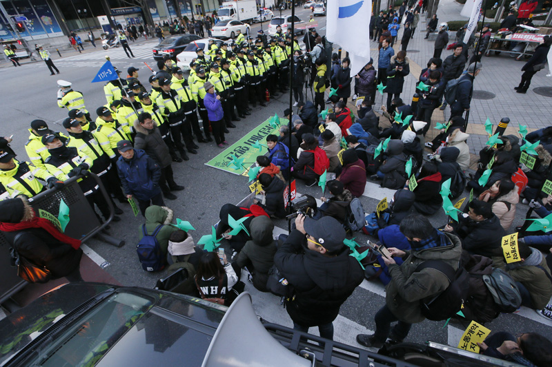12일 오후 서울 중구 파이낸스 빌딩 앞에서 노동개악 저지 백남기 농민 쾌유기원 한상균 구속규탄 시민대회를 마친 참가자들이 행진을 하자 경찰이 신고된 300명 이하라고 도로행진을 불허 광교 앞에서 막고 있다.