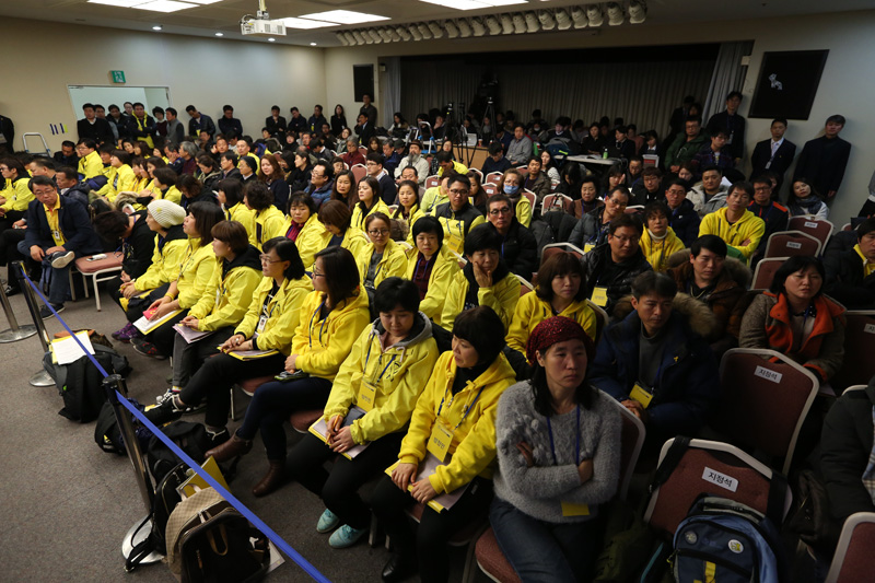 14일 오전 서울 중구 서울 YWCA 대강당에서 열린 4.16세월호 참사 특별조사위원회 제1차 청문회가 열렸다. 청문회 첫날 세월호 청문회 방송을 희생자 유가족들이 지켜보고 있다.