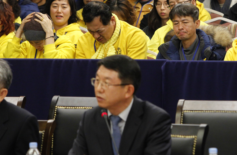 15일 오전 서울 중구 서울 YWCA 대강당에서 열린 4.16세월호 참사 특별조사위원회 제1차 청문회 2일째 진행 김석균 참사 당시 해양경찰청장이 세월호 특위 위원의 질문에 답변을 유가족들이 지켜보다가 답답해하고 있다.