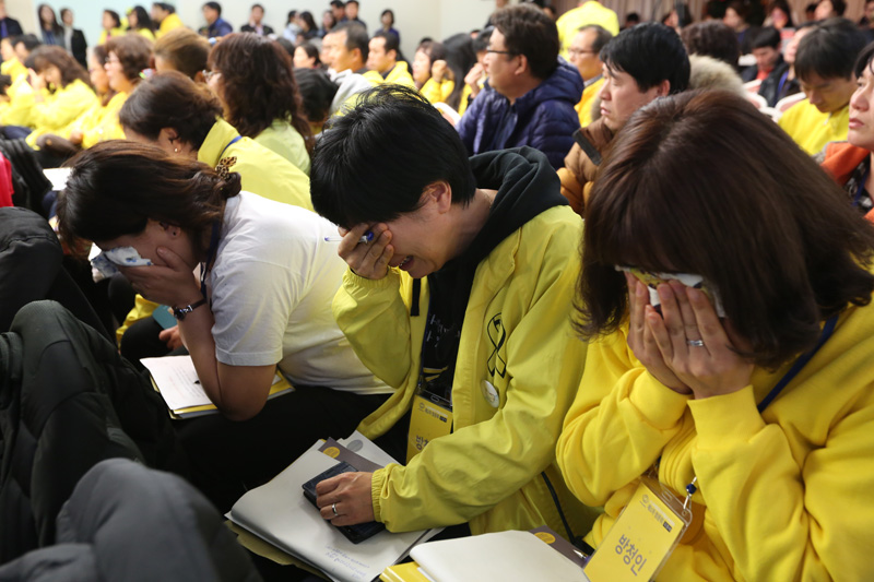 15일 오전 서울 중구 서울 YWCA 대강당에서 열린 4.16세월호 참사 특별조사위원회 제1차 청문회 2일째 진행 김석균 참사 당시 해양경찰청장이 세월호 특위 위원의 질문에 답변하는 것을 지켜보던 유가족들이 눈물을 흘리고 있다.