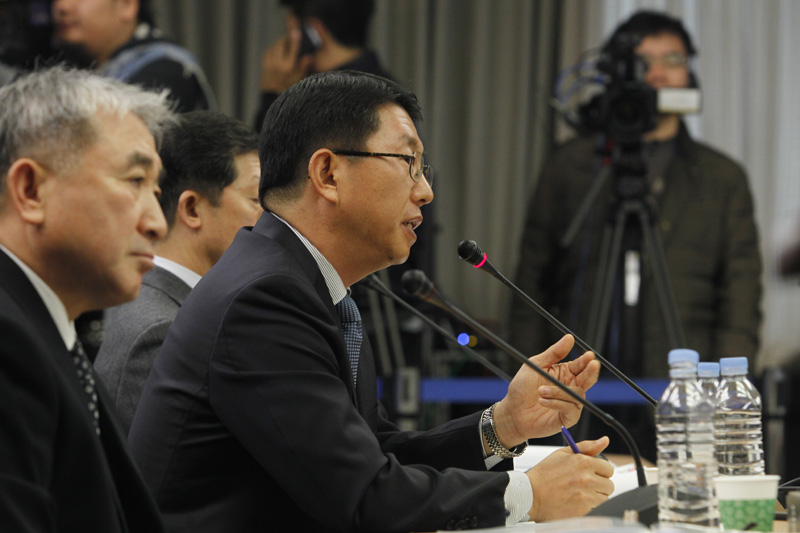 15일 오전 서울 중구 서울 YWCA 대강당에서 열린 4.16세월호 참사 특별조사위원회 제1차 청문회 2일째 진행 김석균 참사 당시 해양경찰청장이 세월호 특위 위원의 질문에 답변을 하고 있다.