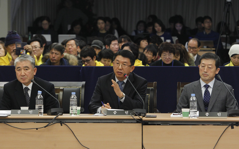 15일 오전 서울 중구 서울 YWCA 대강당에서 열린 4.16세월호 참사 특별조사위원회 제1차 청문회 2일째 진행 김석균 참사 당시 해양경찰청장이 세월호 특위 위원의 질문에 답변을 하고 있다. 왼쪽부터 김수현 전 서해지방해양경찰청장, 김석균 전 해양경찰청장, 김문홍 전 목포해양경찰서장.