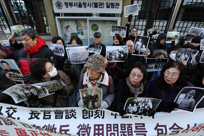 일본군 위안부 문제 해결을 위한 한일 외교장관의 담판 협상이 열릴 당시 서울 도렴동 외교부청사 후문 앞에서 일본 강제징용 피해자 유족회원들이 일본의 책임있는 자세를 요구하는 집회를 열고있다.