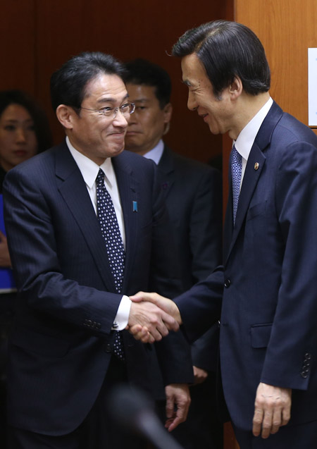 윤병세 외교장관과 기시다 후미오 일본 외무상이 28일 서울 종로구 도렴동 외교부에서 열린 일본군 위안부 문제 해결을 위한 한일 외교장관 회담에서 악수하고 있다.