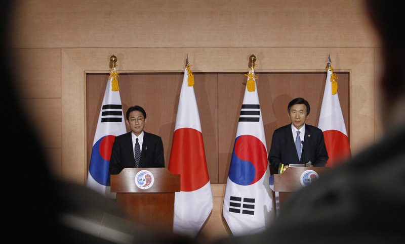 윤병세 외교장관과 기시다 후미오 일본 외무상이 지난 2015년 12월 28일 서울 종로구 도렴동 외교부 국제회의장에서 일본군 위안부 문제 해결을 위한 한일 외교장관 회담 내용 기자회견을 하고 있다.