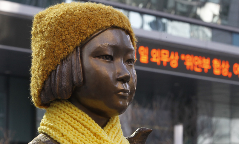 일본군 위안부 문제 해결을 위한 한일 외교장관의 담판 협상이 열리는 28일 서울 중학동 일본대사관 앞에 설치된 일본군 위안부 소녀상에 노란 목도리가 둘러져 있다.
