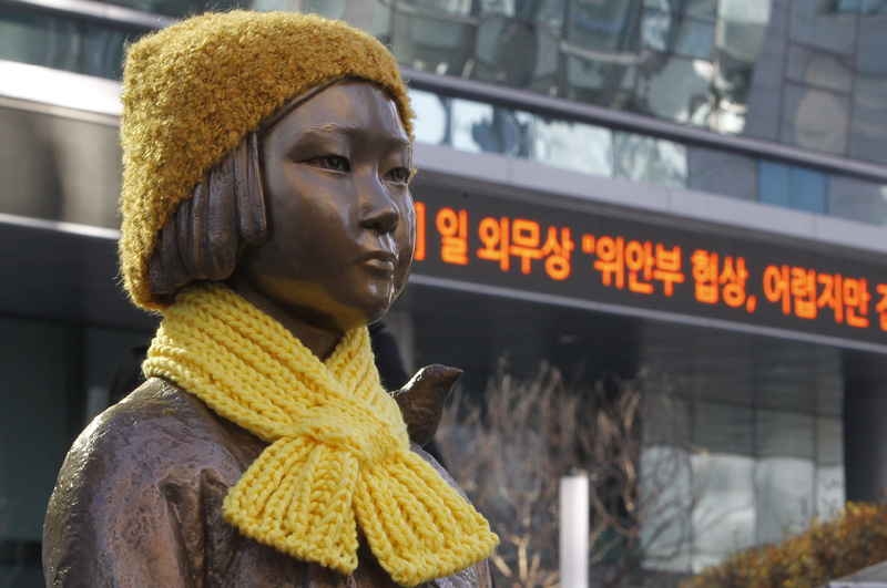 일본군 위안부 문제 해결을 위한 한·일 외교장관의 담판 협상이 열리는 28일 서울 중학동 일본대사관 앞에 설치된 일본군 위안부 소녀상에 노란 목도리가 둘러져 있다. 26일 일본 언론은 한국정부가 일본대사관 앞 위안부 소녀상 이전을 검토하고 있다고 보도했다.