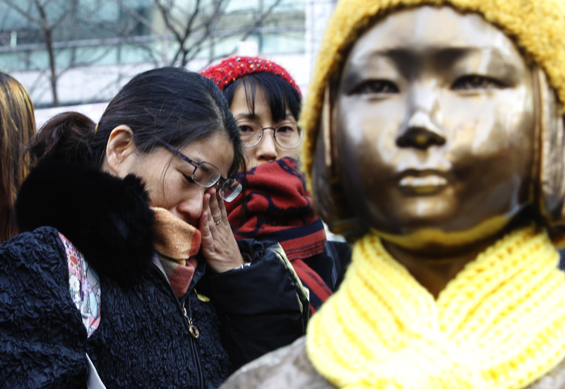 소녀상 곁에서 눈물을 흘리고 있는 시민