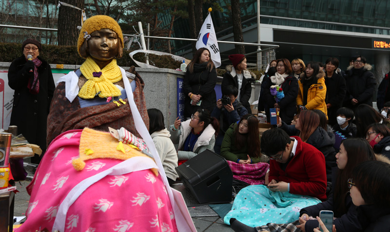 위안부 피해자 김복동 할머니가 2일 오후 서울 중학동 일본대사관 앞에서 열린 위안부 한일 협상 무효 토요시위에 참석해 한일 협상과 소녀상에 대한 한 말씀을 하고 있다