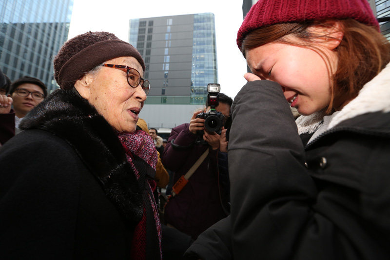 2일 오후 서울 종로구 옛 일본대사관 앞에서 열린 한일협상무효 토요시위에서 김복동 할머니가 지난 31일 한일협상 무효 일본대사관 기습시위 과정에서 경찰에 연행된 한 대학생이 눈물을 흘리자 위로하고 있다