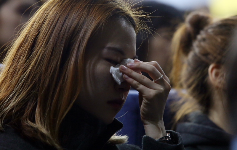 17일 서울 구로구 성공회대학교 대학성당에 마련된 故 신영복 석좌교수의 빈소를 찾은 조문객이 성공회대학교 피츠버그홀에서 열린 故신영복 성공회대학교 석좌교수 추모의 밤에서 눈물을 흘리고 있다.