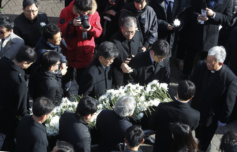18일 서울 항동 성공회대학교에서 엄수된 고(故) 신영복 성공회대 석좌교수의 영결식을 마치고 고인의 영정과 유해가 운구 중 문재인 더불어민주당 대표가 고인에게 헌화를 하고 있다.