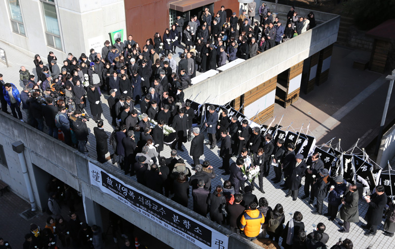 18일 서울 항동 성공회대학교에서 엄수된 고(故) 신영복 성공회대 석좌교수의 영결식을 마치고 고인의 영정과 유해가 운구 중 조문객들이 고인에게 헌화를 하고 있다.