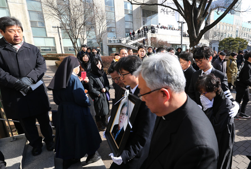 18일 서울 항동 성공회대학교에서 엄수된 고(故) 신영복 성공회대 석좌교수의 영결식을 마치고 고인의 영정이 성공회대 새천년관 연구동으로 들어가고 있다.