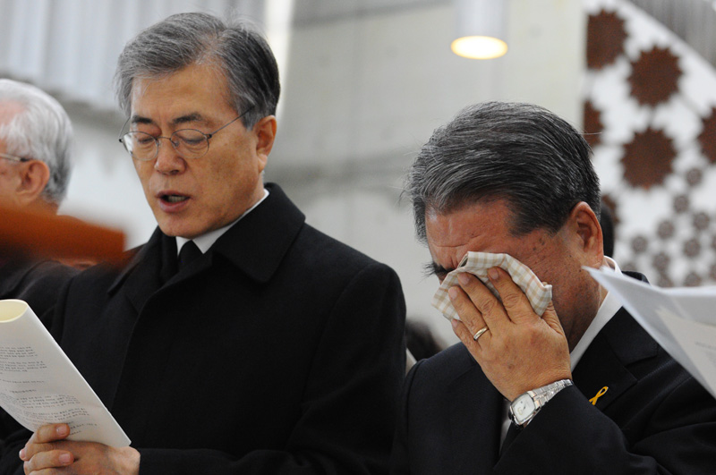 18일 서울 항동 성공회대학교에서 엄수된 고(故) 신영복 성공회대 석좌교수의 영결식에서 문재인 더불어민주당 대표와 이재정 경기도 교육감이 참석 이재정 교육감이 눈물을 흘리고 있다.