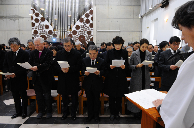 18일 서울 항동 성공회대학교에서 엄수된 고(故) 신영복 성공회대 석좌교수의 영결식에서 문재인 더불어민주당 대표와 이재정 경기도 교육감 등 참석자들이 고별예식을 하고 있다.