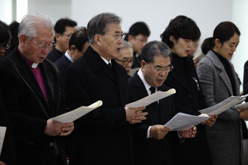 18일 서울 항동 성공회대학교에서 엄수된 고(故) 신영복 성공회대 석좌교수의 영결식에서 문재인 더불어민주당 대표와 이재정 경기도 교육감 등 참석자들이 고별예식을 하고 있다.