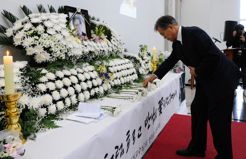 18일 서울 항동 성공회대학교에서 엄수된 고(故) 신영복 성공회대 석좌교수의 영결식에서 문재인 더불어민주당 대표가 헌화하고 있다.