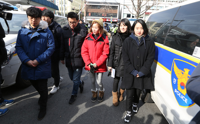 21일 오후 서울 종로구 종로경찰서에서 일본군 ‘위안부’ 한일 합의 반대 집회 주도 혐의로 소환된 대학생들이 자진출두하고 있다.