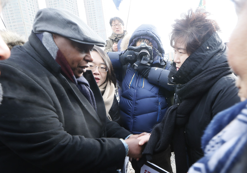 23일 오후 용산참사 현장인 서울 용산구 한강로 남일당 건물터에서 열린 용산참사7주기 추모집회에서 유엔 평화적 집회와 결사의 자유 특별보고관인 케냐 출신의 마이나 키아이가 유가족을 격려하고 있다.