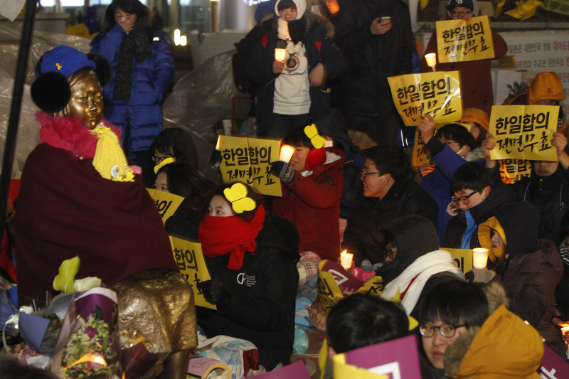 한일 일본군 위안부 합의 무효를 위한 대학생대책위 학생들이 23일 저녁 서울 종로구 옛 주한 일본대사관 앞 소녀상에서 한일합의무효 4차 토요시위 누가 죄인인가 국민참여재판에서 촛불을 밝히고 있다.