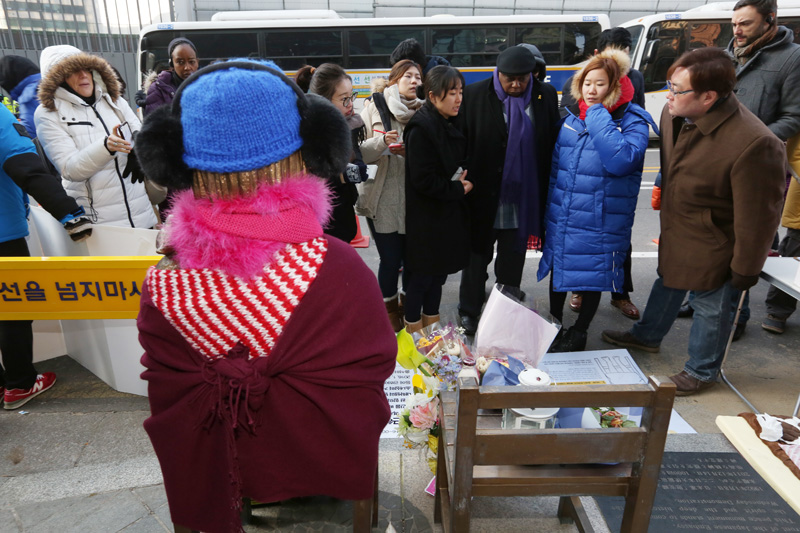 마이나 키아이 유엔 평화적 집회 및 결사의 자유 특별보고관이 24일 서울 종로구 옛 주한일본대사관 앞 소녀상에서 일본군 위안부 문제 한일 합의 파기, 소녀상 지키기 농성을 26일 째하고 있는 대학생 농성장을 방문, 김샘 평화나비네트워크 대표로부터 위안부문제와 농성장에 대한 설명을 듣고 있다.