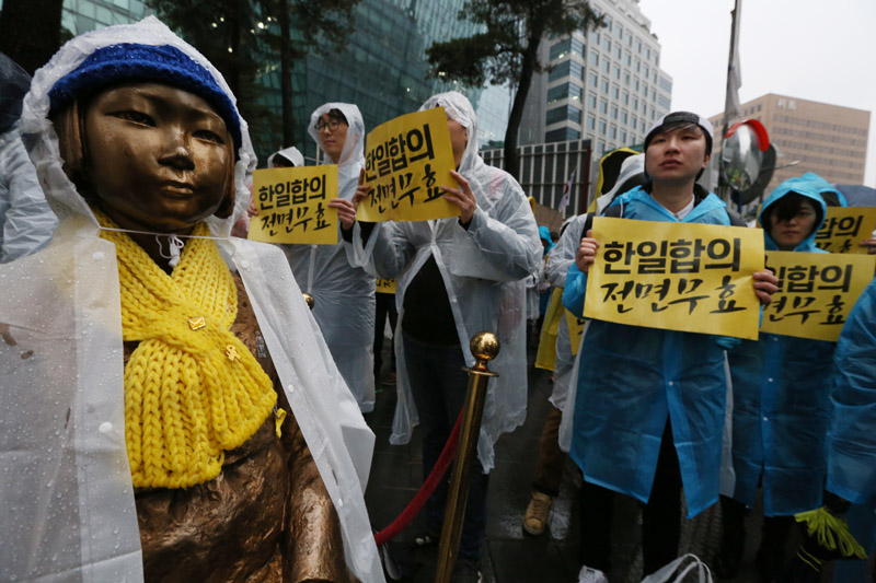 비가 내리는 가운데 13일 오후 서울 종로구 옛 주한 일본대사관 앞 소녀상에서 한일 일본군 위안부 합의 무효를 위한 대학생대책위 학생들과 시민들이 소녀상 지키기 한일합의무효 7차 토요시위에서 한일협상 전면무효를 촉구하는 내용의 피켓을 들고 있다.(자료사진)