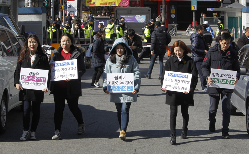 기자회견에서 구호를 외쳤다는 이유로 경찰로부터 출석요구서를 받은 일본군 위안부 합의 무효를 위한 대학생 대책위 소속 대학생들이 24일 오후 서울 경운동 종로경찰서 앞에서 소녀상 지키는 대학생 표적수사, 누구의 지시인가 기자회견을 마치고 출석하고 있다.