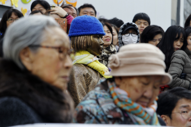 23일 서울 종로구 일본대사관 앞에서 열린 제1223차 일본군 위안부 문제해결을 위한 정기 수요시위에서 김복동(왼쪽), 길원옥 할머니 뒷편으로 소녀상이 보이고 있다.