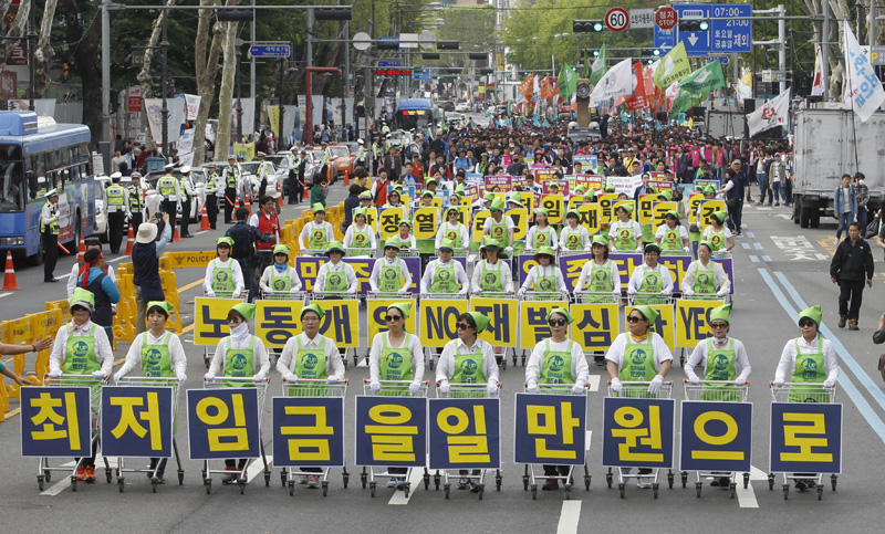 126주년 세계노동절인 1일 오후 서울 대학로에서 전국민주노동조합총연맹(민주노총) 조합원들이 2016 세계노동절대회를 마친 뒤 카트 앞세워 행진하고 있다.(자료사진)