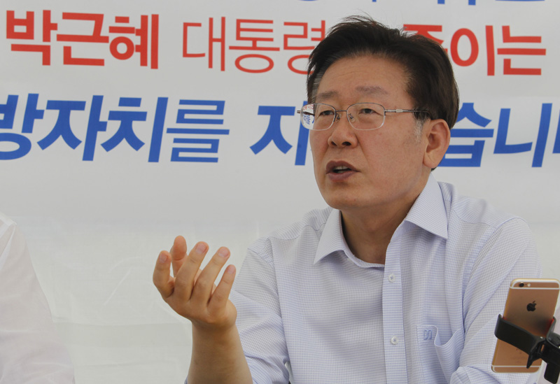 이재명 성남시장, 염태영 수원시장, 채인석 화성시장 등 경기도 지방자치단체장 3명이  7일 오전 11시 서울 광화문 광장에서 정부의 지방재정 개편 추진 반대 단식농성에 돌입 공동기자회견을 마친 뒤 농성을 시작 이재명 성남시장이 기자와 인터뷰를 하고 있다.