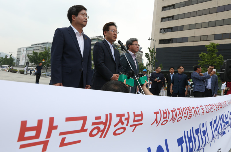 이재명 성남시장, 염태영 수원시장, 채인석 화성시장 등 경기도 지방자치단체장 3명이  7일 오전 11시 서울 광화문 광장에서 정부의 지방재정 개편 추진 반대 공동기자회견을 열고 정부의 지방자치 죽이기에 맞서 단식농성에 돌입한다고 밝혔다. 이날 기자회견문에는 이들 이외에 정찬민 용인시장, 최성 고양시장, 신계용 과천시장 등 3명이 함께 하고 있다.