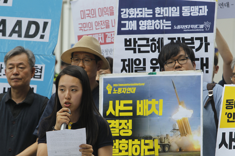 평화와통일을여는사람들(평통사) 등 시민단체들 회원들이 11일 오전 서울 종로구 광화문 KT 앞에서  고고도 미사일방어체계 사드(THAAD) 한국 배치 결정 철회를 촉구하는 기자회견을 하고 있다.