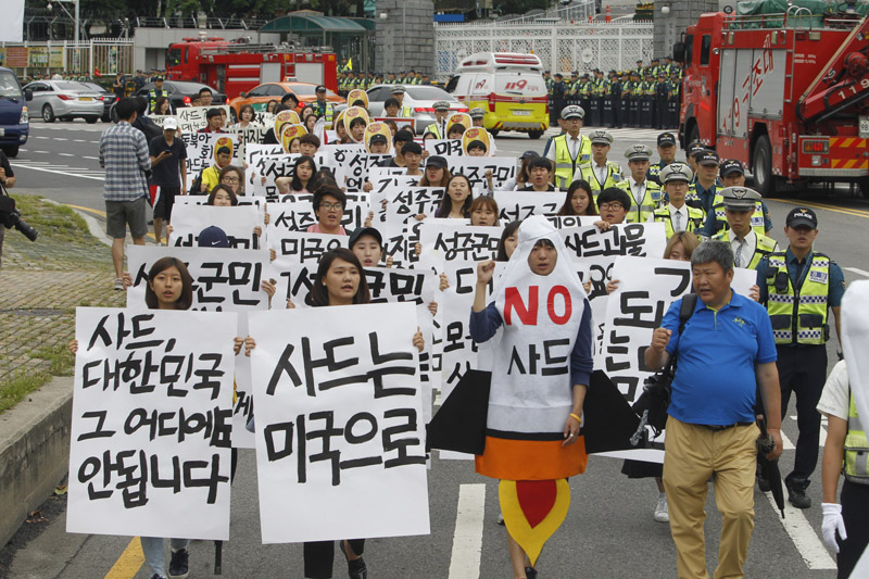 사드배치반대 청년학생 긴급행동 회원들이 17일 오후 서울 용산구 전쟁기념관 앞에서 사드 배치 반대 사드 OUT 집회를 마친 뒤 행진을 하고 있다