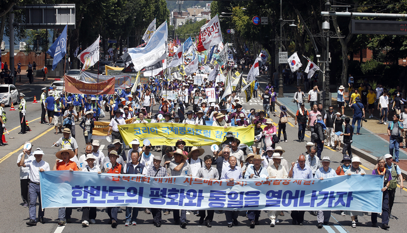 8.15 광복절인 15일 오전 서울 혜화동 대학로에서 열린 광복 71 돌 한반도 평화와 자주통일을 위한 8.15 민족대회에서 참가자들이 대회를 마친 뒤 종각까지 행진을 하고 있다.