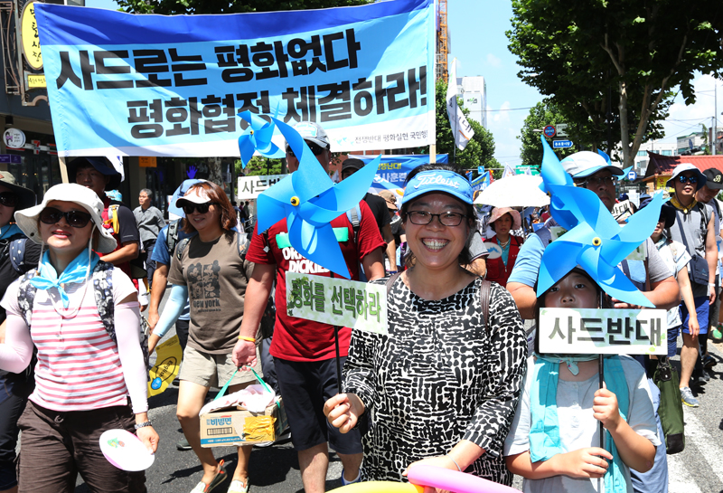 8.15 광복절인 15일 오전 서울 혜화동 대학로에서 열린 광복 71 돌 한반도 평화와 자주통일을 위한 8.15 민족대회에서 참가자들이 대회를 마친 뒤 종각까지 행진을 하고 있다.