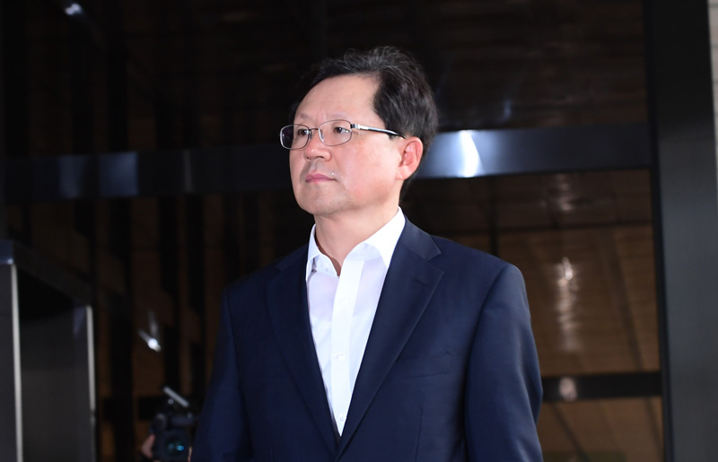 우병우 청와대 민정수석 비서관과 이석수 특별감찰관의 수사기록 누출 의혹에 대한 동시 수사를 맡은 윤갑근 특별수사팀장이 25일 오전 서초구 서울중앙지방검찰청으로 출근하고 있다.