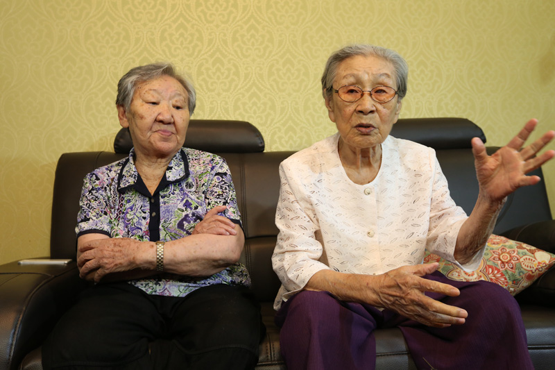 일본군 ‘위안부’ 피해자 길원옥, 김복동 할머니가 12일 오후 서울 마포구 연남동 한국정신대문제대책협의회 쉼터 ‘평화의 우리집’에서 일본군 위원부 한일 합의 이행에 대해 규탄 기자회견을 하고 있다. 전날 정부는 일본의 출연금으로 ‘위안부’ 생존자에게는 1억원씩, 사망자에게는 2천만원씩 현금 지급하겠다고 밝혔다. 일본 정부는 출연금 거출을 결정하며, 주한 일본대사관 앞의 소녀상 철거 이행을 촉구했다.