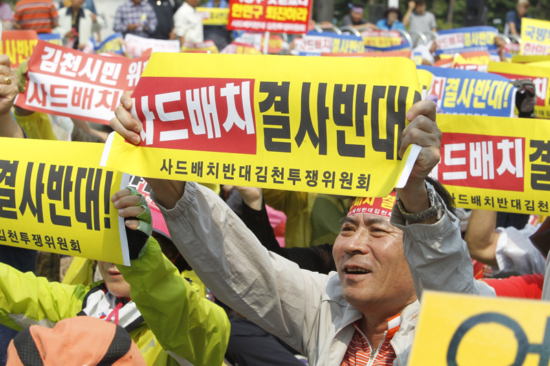 경북 김천시에 인접한 성주 골프장이 사드(THAAD·고고도 미사일 방어체계) 배치 제3부지 거론되는 가운데 1일 사드 배치 반대 김천 투쟁위원회 소속 김천시민들이 서울 용산구 전쟁기념관 앞에서 사드 배치 반대 집회를 열고 있다