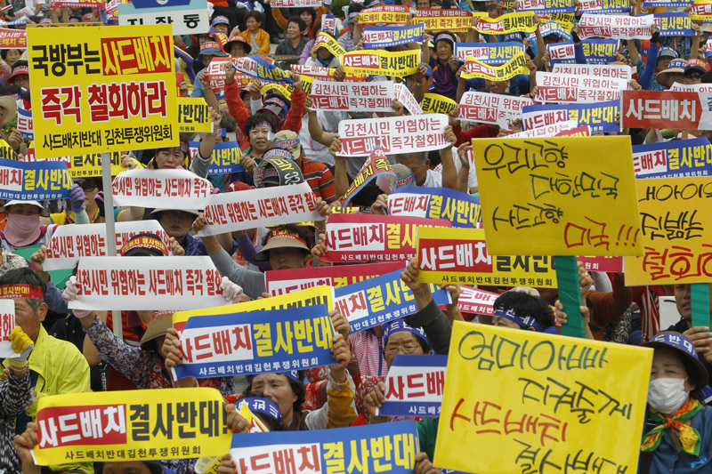 경북 김천시에 인접한 성주 골프장이 사드(THAAD·고고도 미사일 방어체계) 배치 제3부지 거론되는 가운데 1일 사드 배치 반대 김천 투쟁위원회 소속 김천시민들이 서울 용산구 전쟁기념관 앞에서 사드 배치 반대 집회를 열고 있다