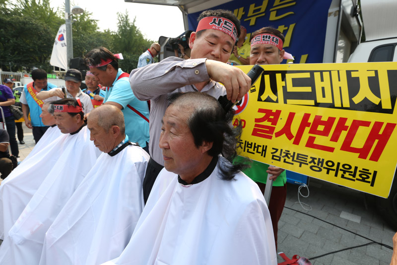 경북 김천시에 인접한 성주 골프장이 사드(THAAD·고고도 미사일 방어체계) 배치 제3부지 거론되는 가운데 1일 사드 배치 반대 김천 투쟁위원회 소속 김천시민들이 서울 용산구 전쟁기념관 앞에서 사드 배치 반대 집회를 진행 김천 시의원들이 사드 배치 반대와 한민구 국방장관 사퇴를 촉구하며 삭발식을 하고 있다.