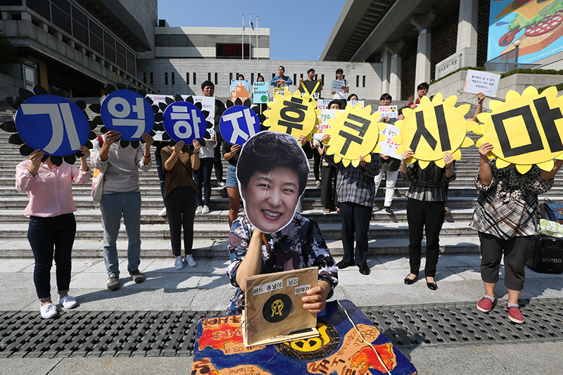 경주지역 5.8 지진 이후 연일 발생하는 지진으로 불안한 가운데 22일 오전 서울 세종로 세종문화회관 계단에서 기억하자후쿠시마 지진 근본 대책 촉구 기자회견에서 한국환경회의 회원들이 핵발전소 즉각 중단 후 안전점검 실시 신고리 5,6호기 건설 백지화 핵발전소 전면 폐쇄를 위한 중장기계획 수립 등을 정부에 촉구하며 퍼포먼스를 하고 있다.