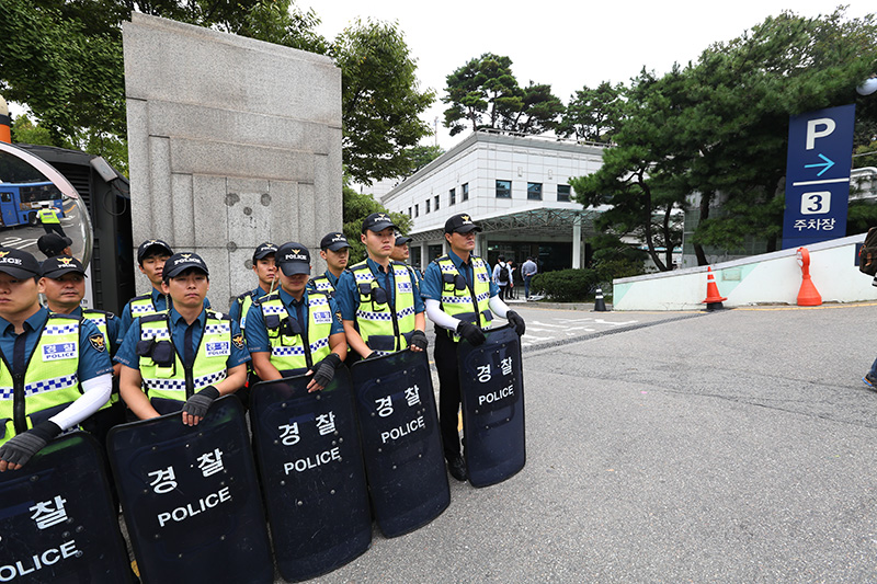 지난해 11월 1차 ‘민중총궐기 시위’에 참여했다 경찰이 쏜 물대포에 맞아 혼수상태로 지내다가 316일 만인 지난 25일 사망한 백남기 농민 시신에 대한 부검을 놓고 경찰과 유족ㆍ백남기 대책위 측이 대치 26일 서울대병원 장례식장 입구를 경찰이 지키며 긴장이 이어지고 있다.