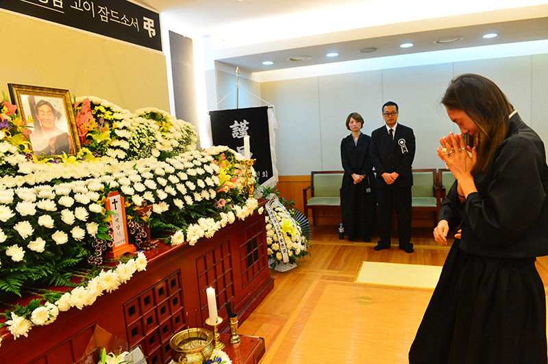 27일 오후 서울 종로구 서울대병원 장례식장에 마련된 故 백남기 농민의 빈소에 네덜란드에서 찾아온 둘째딸 백민주화씨가 오열을 하고 있다.