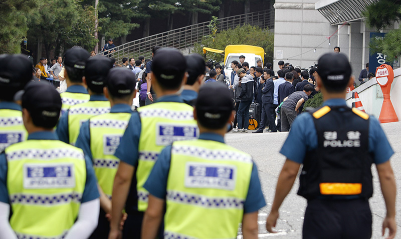 서울 종로구 서울대학병원 장례식장에 마련된 故 백남기(69)씨의 빈소 앞 장례식장 입구에 경찰이 배치되어 있다.