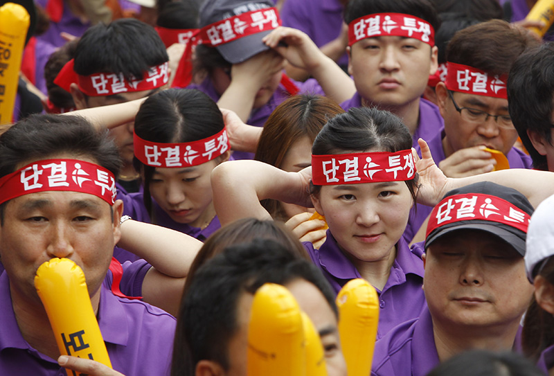 28일 오후 서울 여의도 산업은행앞에서 열린 전국보건의료산업노동조합 총파업 총력투쟁 결의대회에서 보건의료노조원이 투쟁의 머리띠를 하고 있다. 이들은 해고연봉제, 저성과자 퇴출제 도입을 반대, 의료민영화 저지, 의료전달체계 확립을 촉구했다.