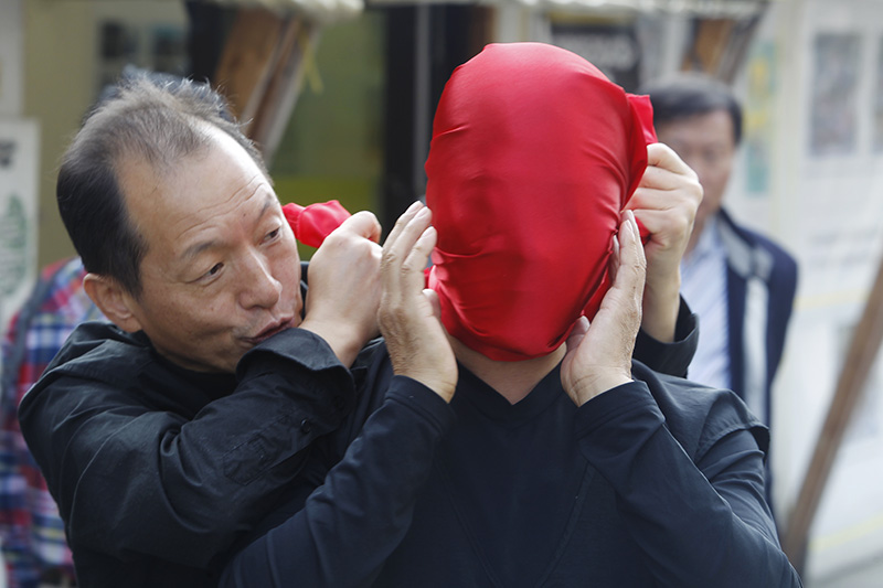 18일 오전 서울 세종대로 광화문광장에서 열린 문화예술계 블랙리스트 사태 진상규명 예술행동 및 기자회견에 참석한 예술가들이 퍼포먼스를 하고 있다.