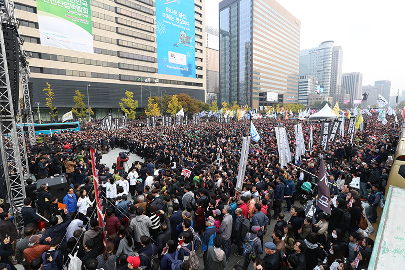 5일 오후 서울 광화문광장에서 열린 고 백남기 농민 영결식에서 시민들이 구호를 외치고 있다.