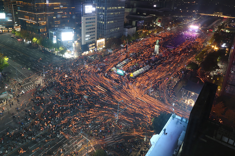 5일 오후 서울 종로구 광화문광장에서  ‘모이자! 분노하자! #내려와라 박근혜 2차 범국민행동’ 참가자들이 촛불을 밝히고 종로쪽으로 행진을 하고 있다.
