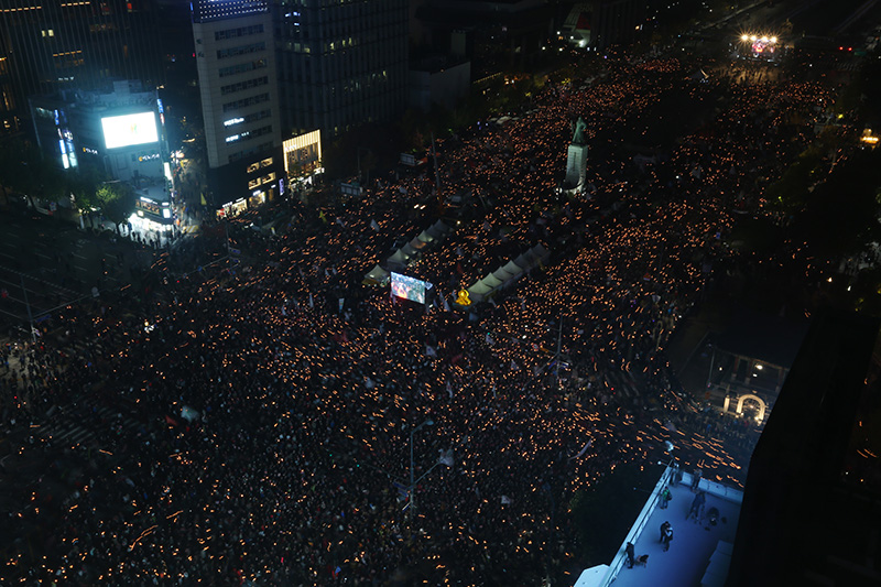 5일 오후 서울 종로구 광화문광장에서  ‘모이자! 분노하자! #내려와라 박근혜 2차 범국민행동’ 참가자들이 촛불을 밝히고 종로쪽으로 행진을 하고 있다.